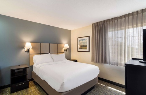 Newport News Hotel | Spacious 1BR Suite | 2 Queens & Kitchen | Parking Included