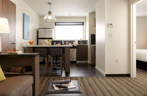 Belmont House | Spacious 1BR Suite w/Full Kitchen, Outdoor Pool, and Excellent Breakfast