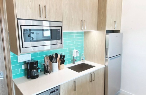 Grand Harbour Apartment | Spacious 1BR with Rooftop Pool, Island Views, Full Kitchen & Washer/Dryer