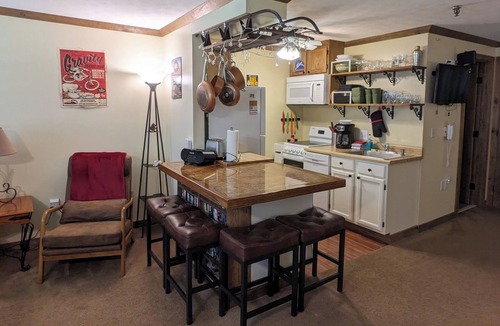Edray Condo | SPACIOUS 1st Flr Studio 3 min Walk 2 Slopes, Bike-friendly, Ridgewood #50