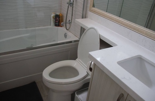 Dunbar House | Spacious 2 Basement Bedrooms Near UBC