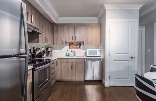 Grand Boulevard House | Spacious 2 BDRM Suite-steps to park and transit!