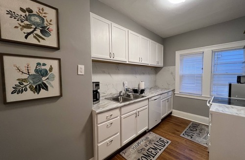 Cleveland Apartment | Spacious 2 bed room apartment near Shaker, Cleveland clinic, CWRU, Van aken.