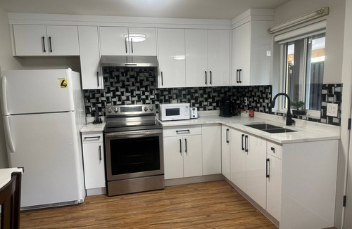 Townline Hill House | Spacious 2 bed 1 bath suit in West Abbotsford