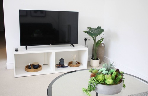 Crawley Apartment | Spacious 2 Bed 2 Bath Apartment - Gatwick 10 min away!