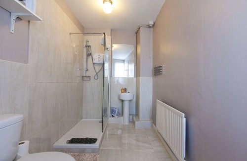 Inchicore Cottage | Spacious 2 bed, 2 bath, Kilmainham, Dublin 8 with secure fee parking & wifi.