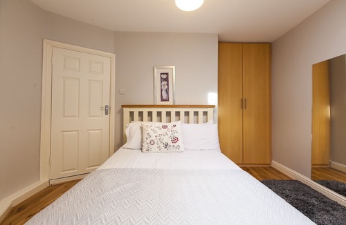 Inchicore Cottage | Spacious 2 bed, 2 bath, Kilmainham, Dublin 8 with secure fee parking & wifi.
