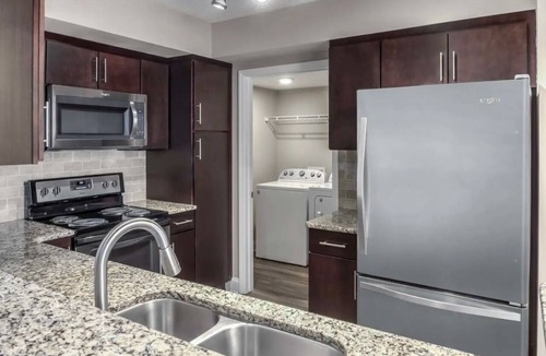 Dilworth Apartment | Spacious 2 Bed-2 Bath in Heart of Uptown-FREE Parking-Self Check-in! City views!