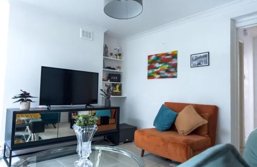 Oval Apartment | Spacious 2 Bed, 2 Bath Zone 2 Flat with Garden