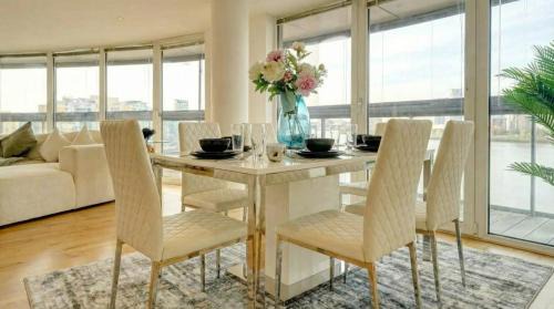 Greenwich West Apartment | Spacious 2-Bed 2Bath Riverside Apartment with River Views Greenwich London