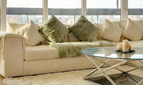 Greenwich West Apartment | Spacious 2-Bed 2Bath Riverside Apartment with River Views Greenwich London