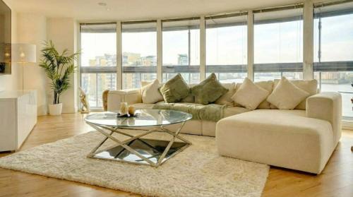 Greenwich West Apartment | Spacious 2-Bed 2Bath Riverside Apartment with River Views Greenwich London