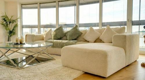 Greenwich West Apartment | Spacious 2-Bed 2Bath Riverside Apartment with River Views Greenwich London
