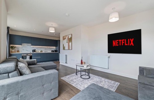 Marlborough Apartment | Spacious 2-Bed Apartment - Sleeps 8 - Balcony