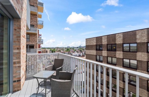 Marlborough Apartment | Spacious 2-Bed Apartment - Sleeps 8 - Balcony