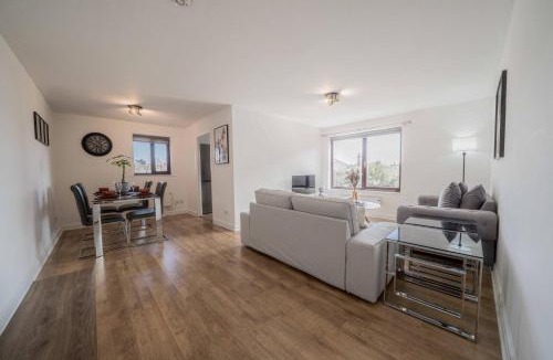 Cobham Apartment | Spacious 2 Bed Apartment, Cobham Town Centre