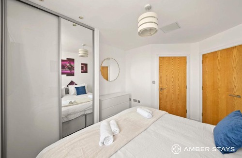 Poplar Apartment | Spacious 2 Bed Apartment in London by Amber Stays - Perfect for Business & Contractors, Sleeps 6!