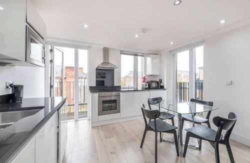Euston Apartment | Spacious 2-Bed · Balcony · St Pancras · Sleeps 6