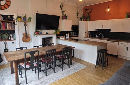 Exeter Apartment | Spacious 2 Bed/Bath Central Apt, Parking & Garden