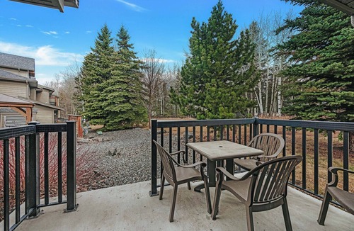 Dead Man's Flats Apartment | Spacious 2 bedroom 2 bathroom: sleeps 8/AC/pets ok/hot tub/near Banff