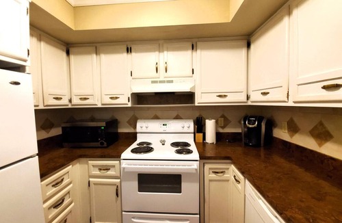 Bloomington Condo | Spacious 2 Bed Condo, Pet Friendly