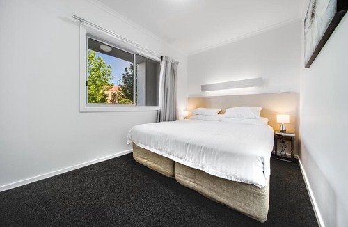 Greenway Apartment | Spacious 2-Bed Conveniently by Lake Tuggeranong