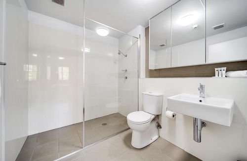 Greenway Apartment | Spacious 2-Bed Conveniently by Lake Tuggeranong