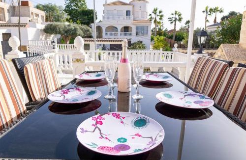 Los Balcones Villa | Spacious 2 Bed Detached Villa with communal pool