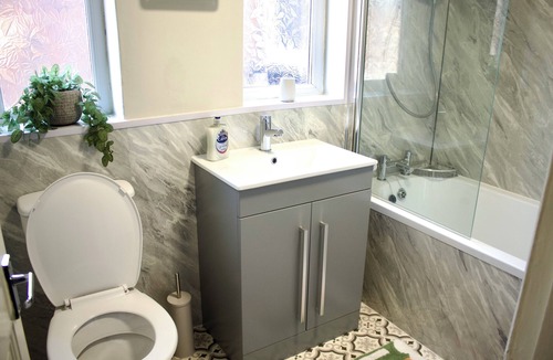 St Helens Apartment | Spacious 2-Bed Flat | Near St Helens Centre + WiFi