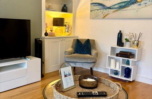 Oval Apartment | Spacious 2-bed flat with garden, 3 minutes walk from Oval tube station