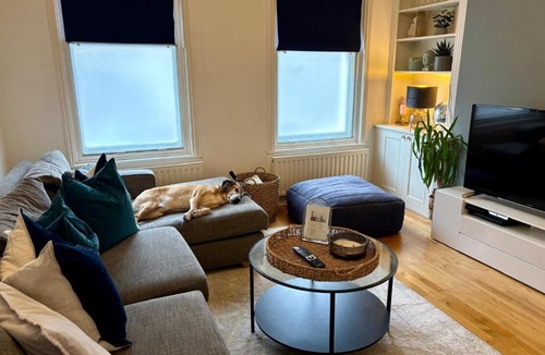 Oval Apartment | Spacious 2-bed flat with garden, 3 minutes walk from Oval tube station