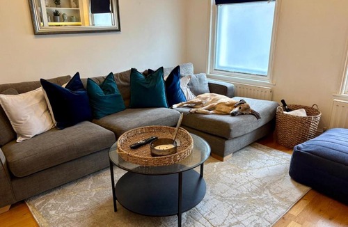Oval Apartment | Spacious 2-bed flat with garden, 3 minutes walk from Oval tube station