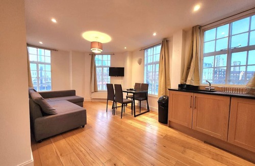 Stockwell Apartment | Spacious 2-Bed Flat - Close to Tube, Sleeps 6
