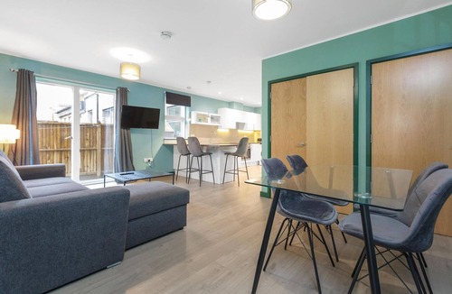 Stockwell Apartment | Spacious 2-Bed Flat with Outdoor Patio