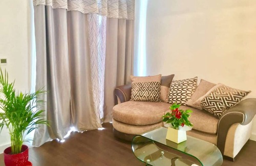 Stratford Apartment | Spacious 2-Bed London Apartment, Velodrome View Balcony, Parking & Olympic Park