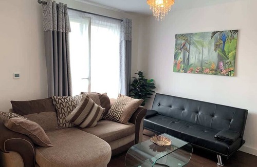Stratford Apartment | Spacious 2-Bed London Apartment, Velodrome View Balcony, Parking & Olympic Park
