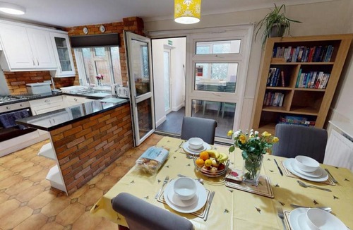 Cradley House | Spacious 2 bed home with Parking and Free Wifi