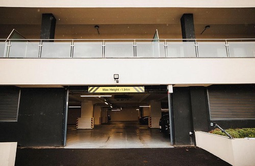 Leeds Apartment | Spacious 2 bed Leeds Centre - balcony, free parking & darts