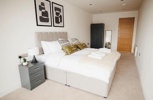 Leeds Apartment | Spacious 2 bed Leeds Centre - balcony, free parking & darts