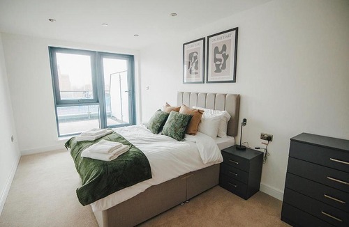 Leeds Apartment | Spacious 2 bed Leeds Centre - balcony, free parking & darts