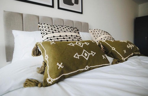 Leeds Apartment | Spacious 2 bed Leeds Centre - balcony, free parking & darts