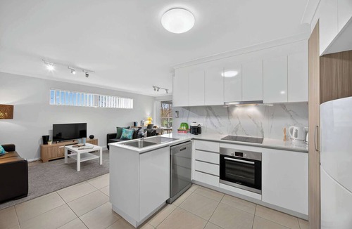Rockingham Apartment | Spacious 2-Bed Unit Next to Gardens with AC