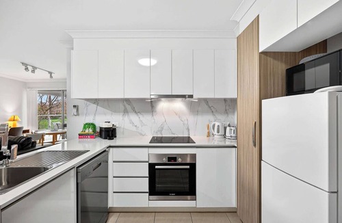 Rockingham Apartment | Spacious 2-Bed Unit Next to Gardens with AC