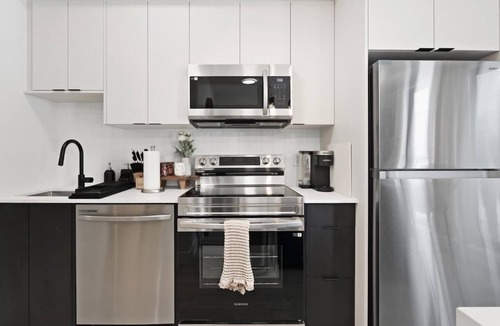 Niagara Falls Apartment | Spacious 2-Bedroom Suite, Mins to the Falls, Parking & Sleeps 5!