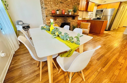 Sheffield Neighbors Apartment | Spacious 2-bedroom apartment with AC in vibrant Chicago