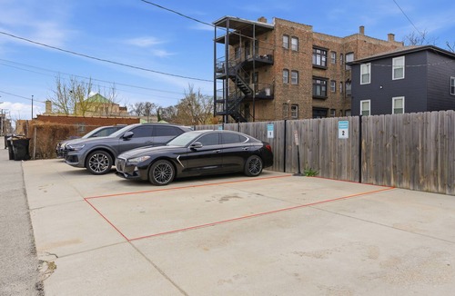 Grand Boulevard Apartment | Spacious 2 bedroom Apt + FREE Parking, Close to Downtown