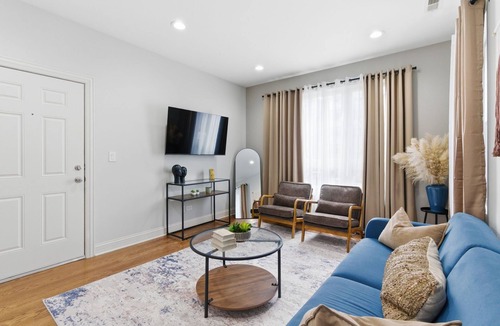 Grand Boulevard Apartment | Spacious 2 bedroom Apt + FREE Parking, Close to Downtown
