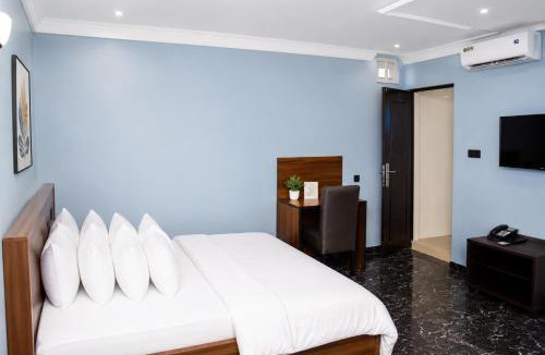 Ota Hotel | Spacious 2-Bedroom Diamond Suite in Ota