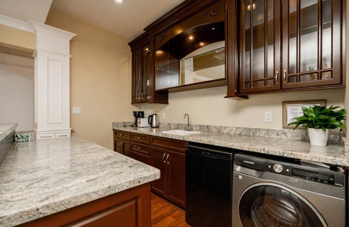 Westwood Plateau House | Spacious 2-Bedroom Executive Suite | Private Entrance | Free Parking | 1,380 SF