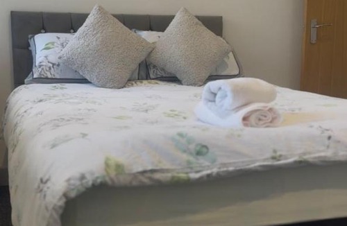 Cannock Apartment | Spacious 2 Bedroom Flat City Centre